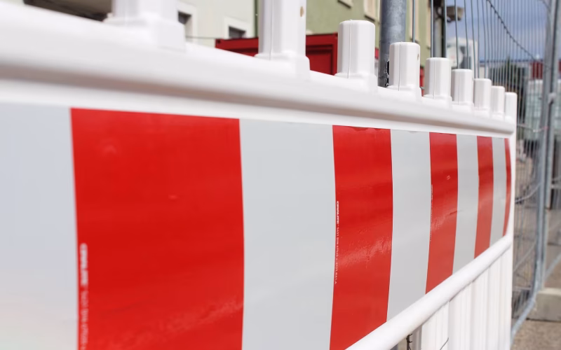 Absperrschranke zur Baustellensicherung und Verkehrssicherung an Straßen