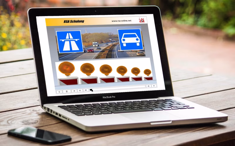 Laptop mit RSA 21 Online-Schulung zur Verkehrssicherung